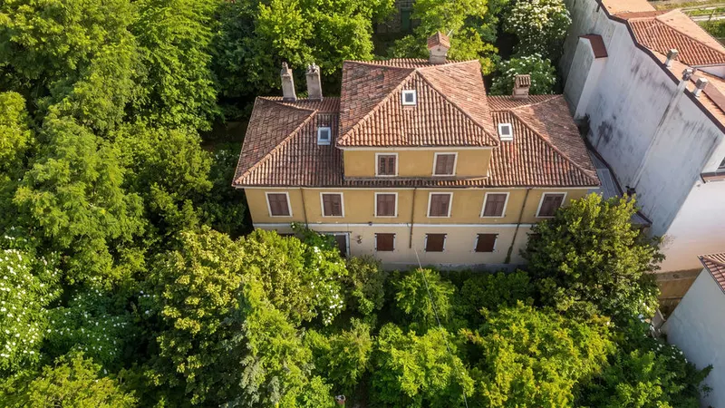 Historische Villa zum Sanieren, privater Park — San Luigi