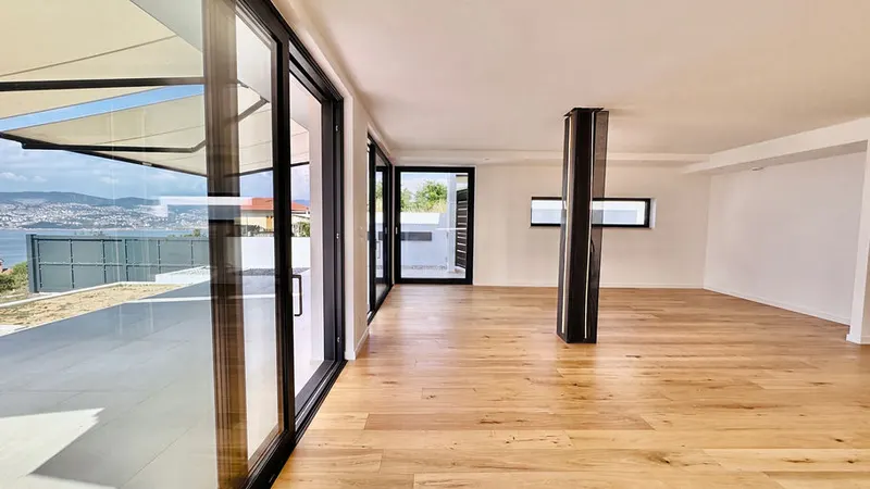 VILLA SU UN LIVELLO CON GIARDINO — FONTANELLA, MUGGIA
